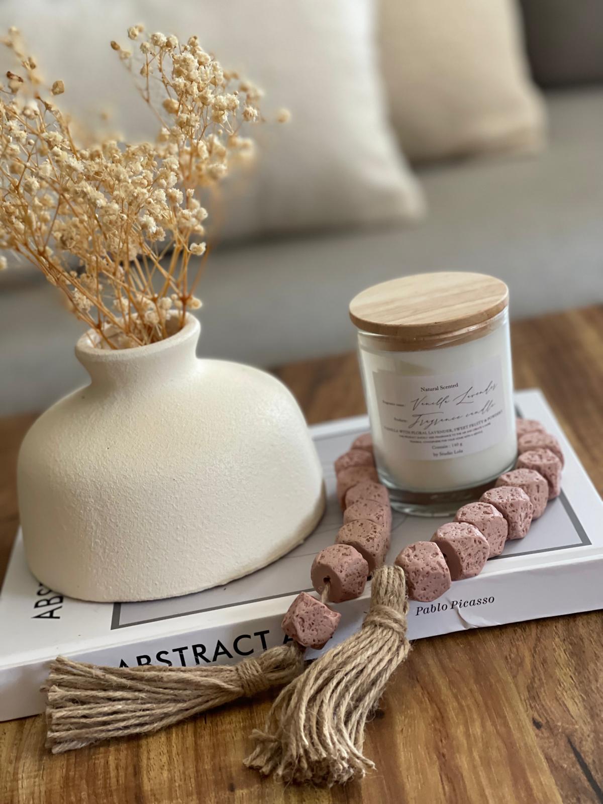 "ריח של בית": כך תבחרו נרות, מפיצי ריח ואווירה שתשנה את ה-Vibe של החלל