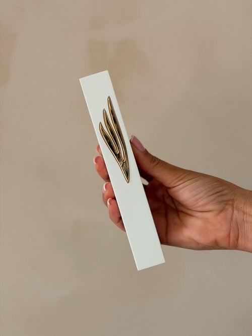 בית מזוזה לבן כנף זהב