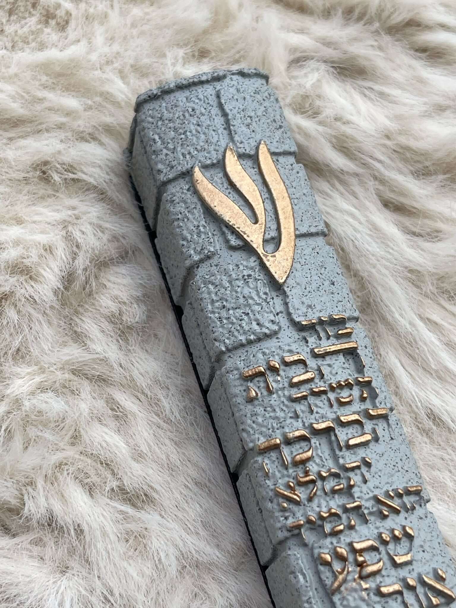 בית מזוזה מאבן בלוק מודרני 