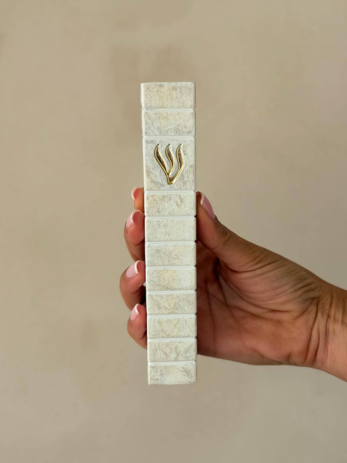 בית מזוזה היכל מפולירזין בגוון בהיר עם חריטת לבנים ואות ש׳ מוזהבת, זמין בגדלים לקלף 12 או 15