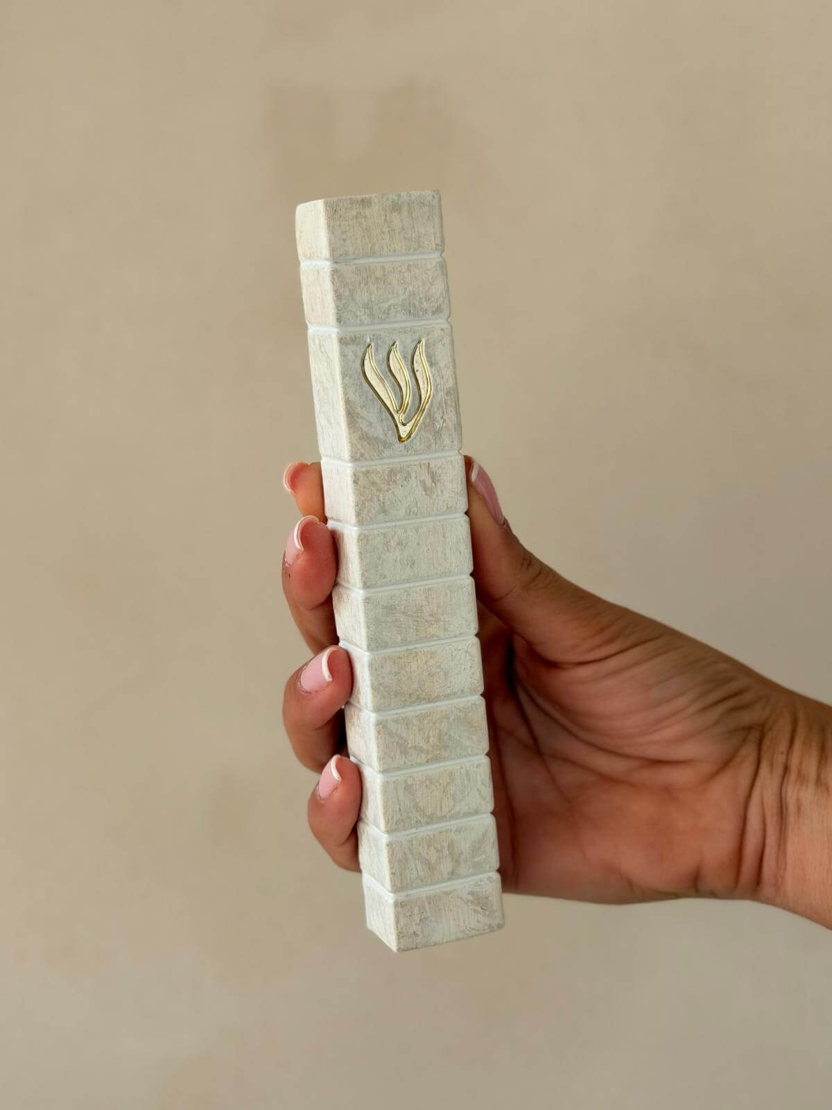 בית מזוזה היכל מפולירזין בגוון בהיר עם חריטת לבנים ואות ש׳ מוזהבת, זמין בגודל לקלף 12 או 15