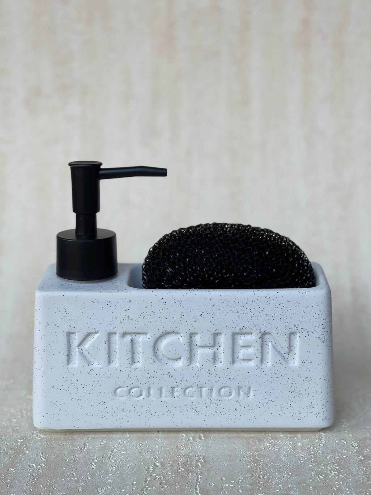 דיספנסר מלבני לבן מנוקד למטבח עם כיתוב KITCHEN, מיכל סבון עם פיה לחיצה ותא לאחסון ספוג או מברשת | 1item