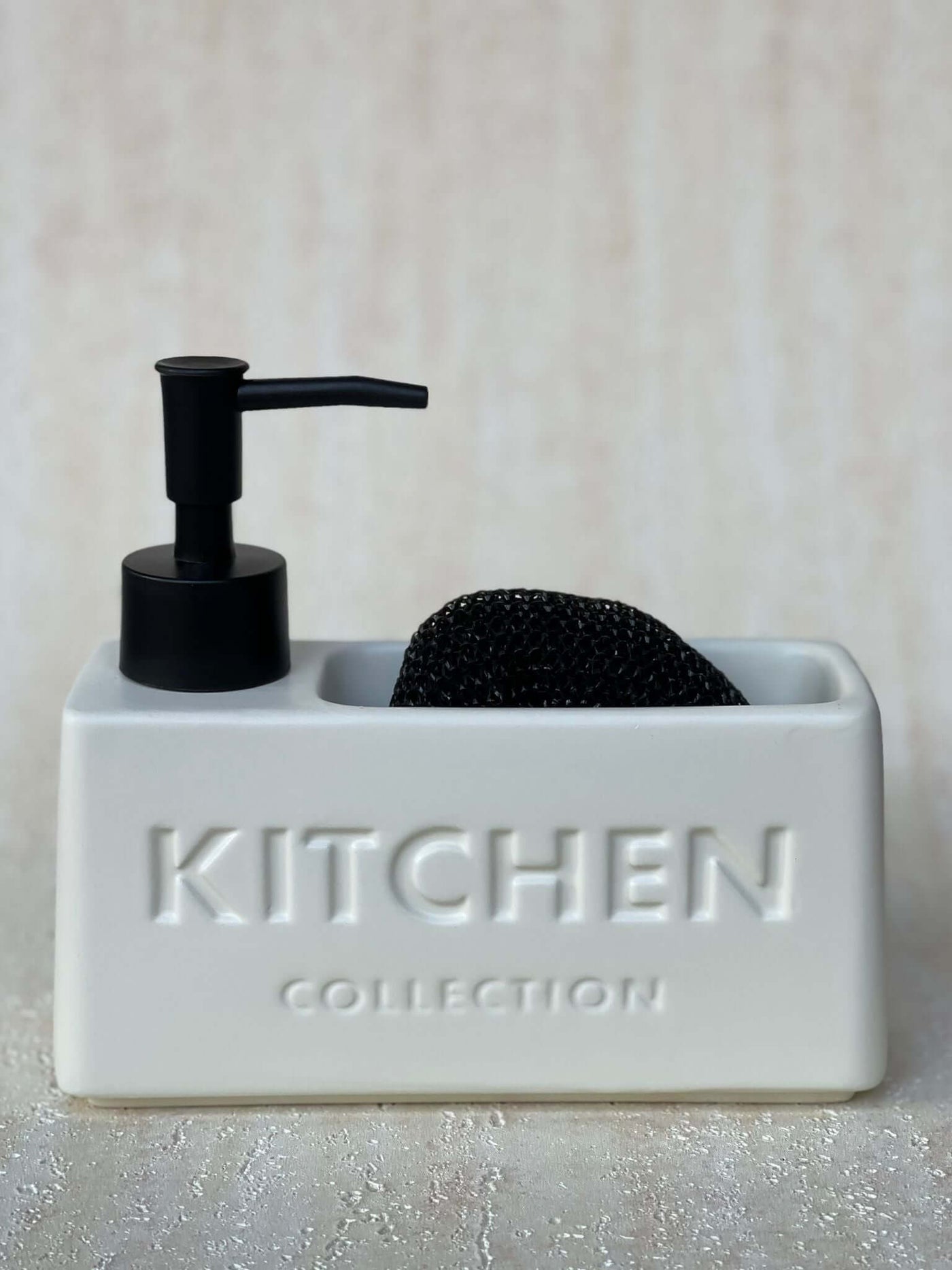 דיספנסר מלבני למטבח בגוון שמנת עם כיתוב KITCHEN מוטבע, כולל משאבת סבון ותא לספוג או מברשת | 1item