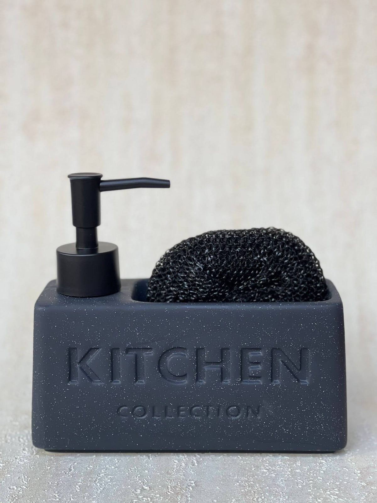 דיספנסר מלבני שחור מנוקד למטבח עם כיתוב KITCHEN, כולל מיכל סבון ותא לספוג או מברשת בעיצוב מודרני וקומפקטי | 1item