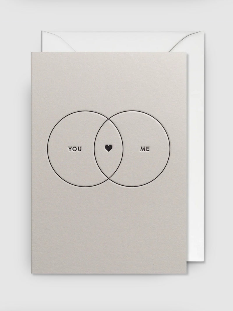 כרטיס ברכה "You & Me" בעיצוב מינימליסטי עם דיאגרמת ון ולב במרכז, סגנון מודרני ואלגנטי | 1item