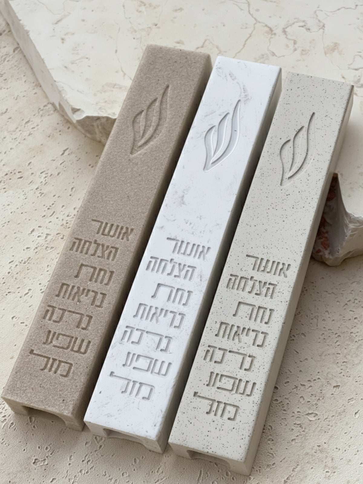 בית מזוזה מאבן פולימרית עם חריטת 7 ברכות: אושר, הצלחה, נחת, בריאות, ברכה, שפע וכוח. זמין ב-3 גוונים | 1item