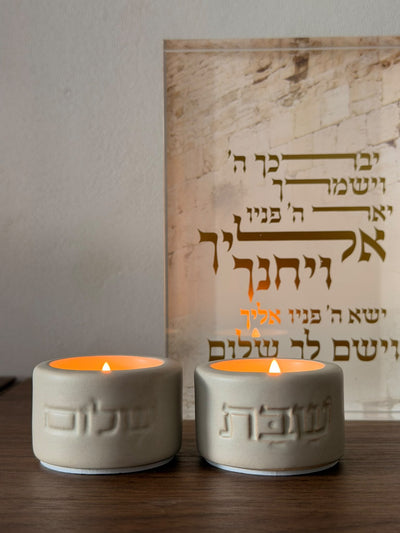 סט פמוטים לנרות שבת מקרמיקה צבע אבן – שבת שלום