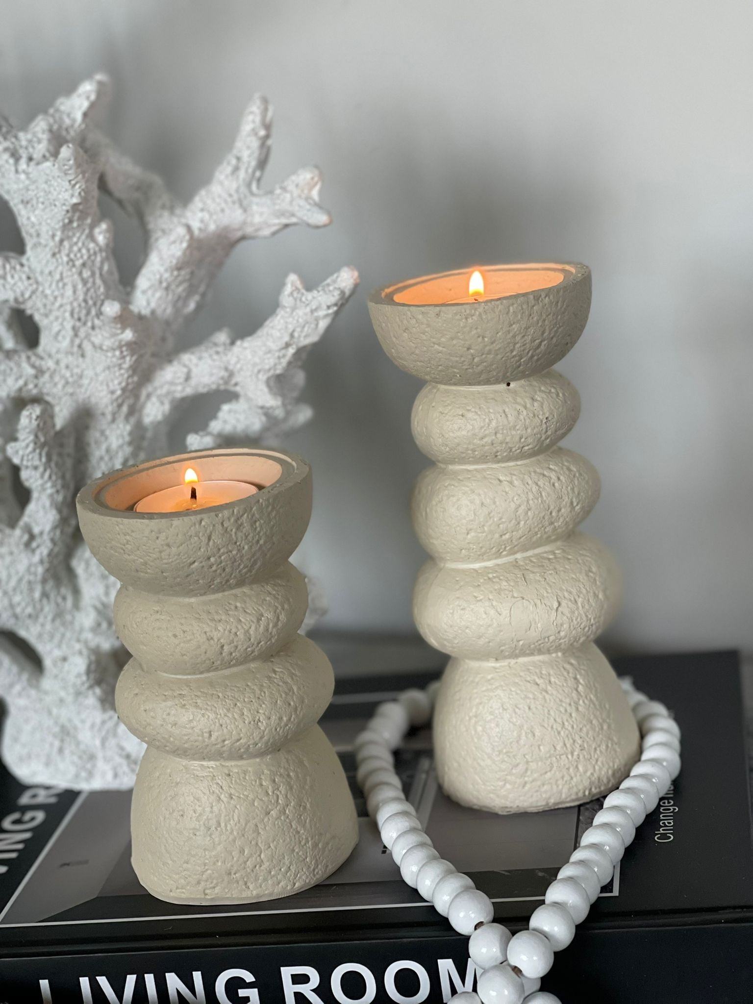 פמוט דמוי אבן בז' מעוגל