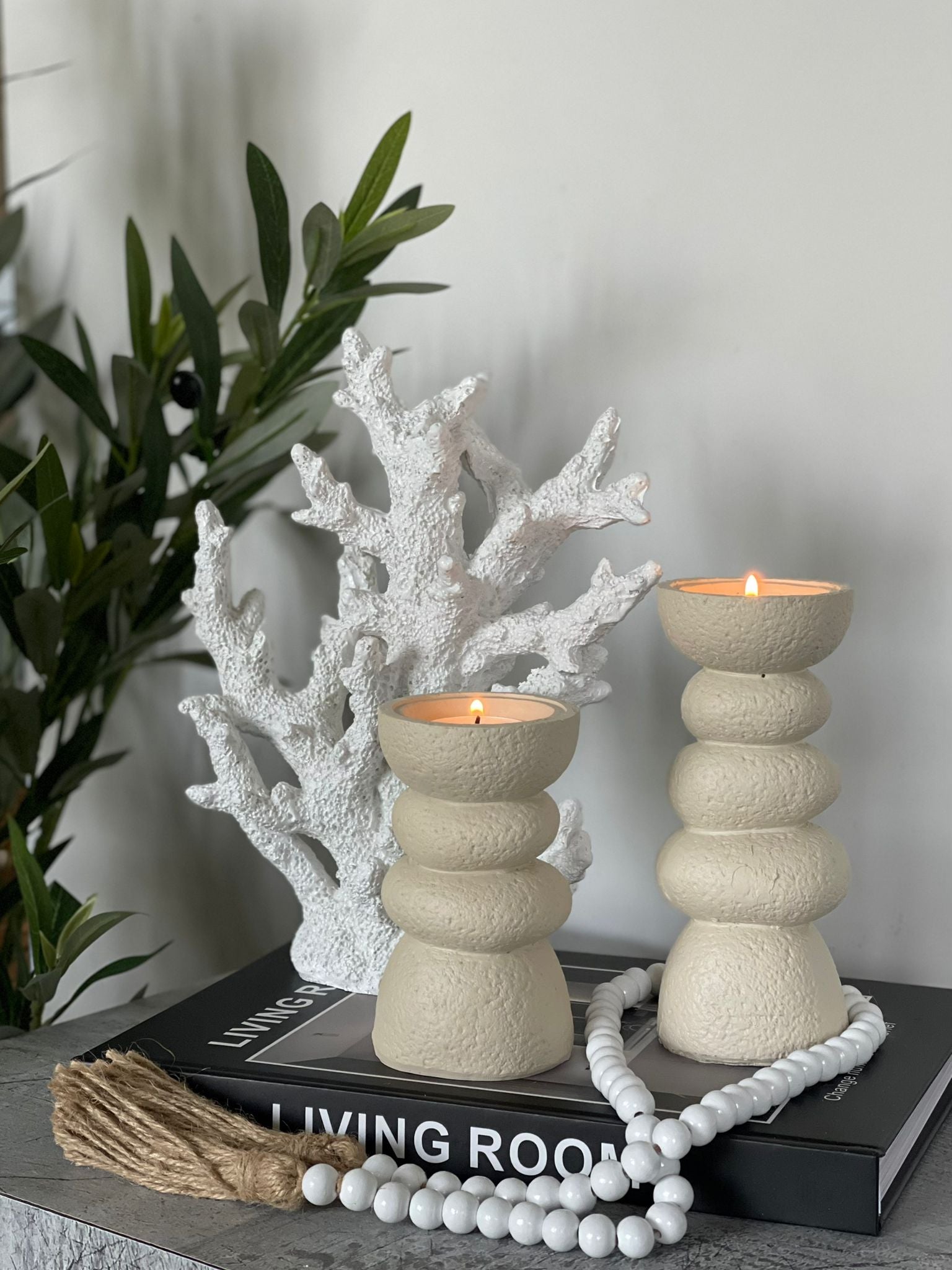 פמוט דמוי אבן בז' מעוגל