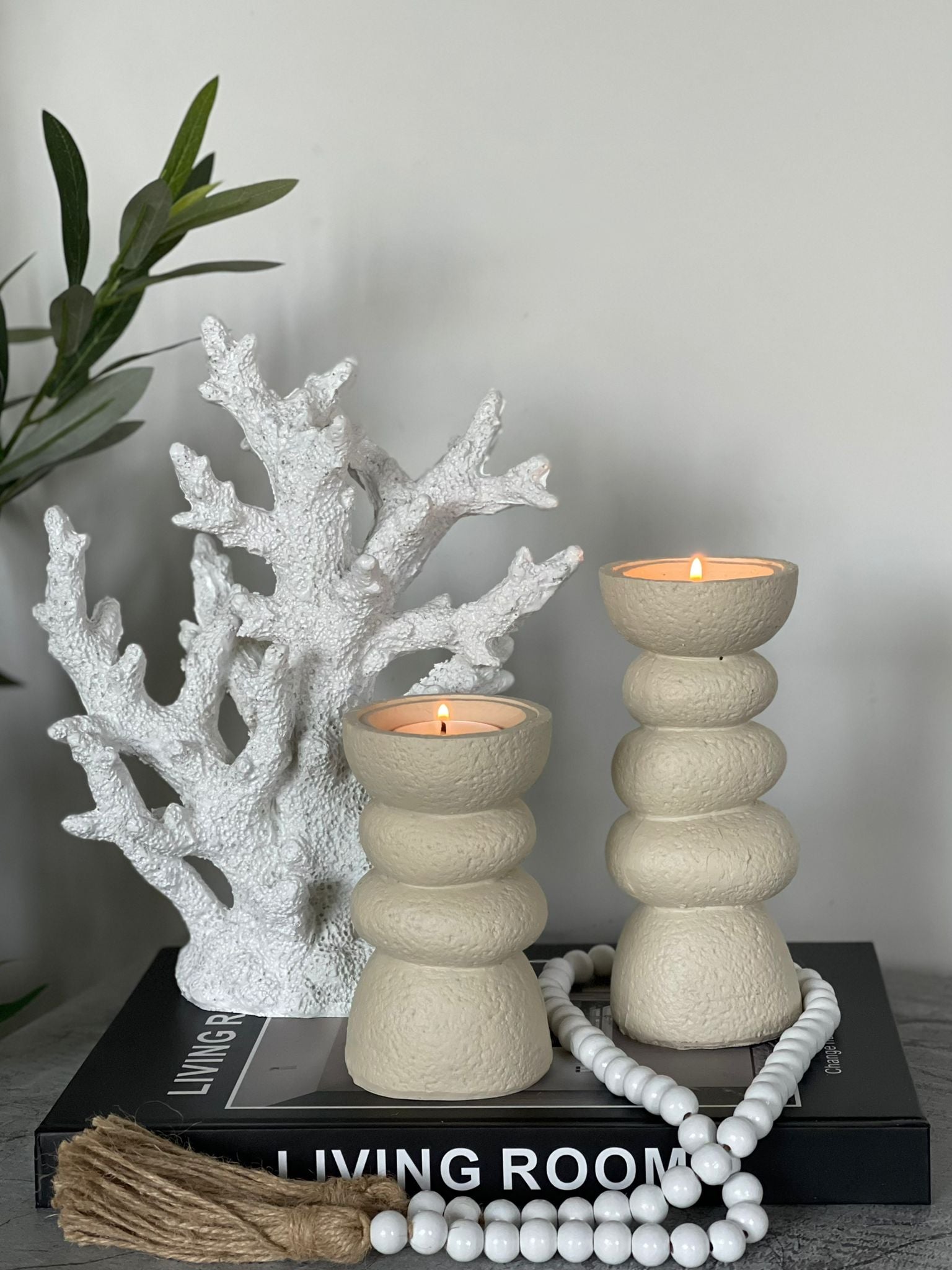 פמוט דמוי אבן בז' מעוגל