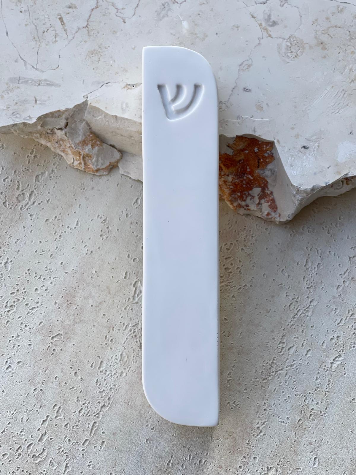 בית מזוזה מינימליסטי מבטון לבן עם כיתוב טיפוגרפי מעוצב, זמין בגודל לקלף 10 או 12 ס"מ