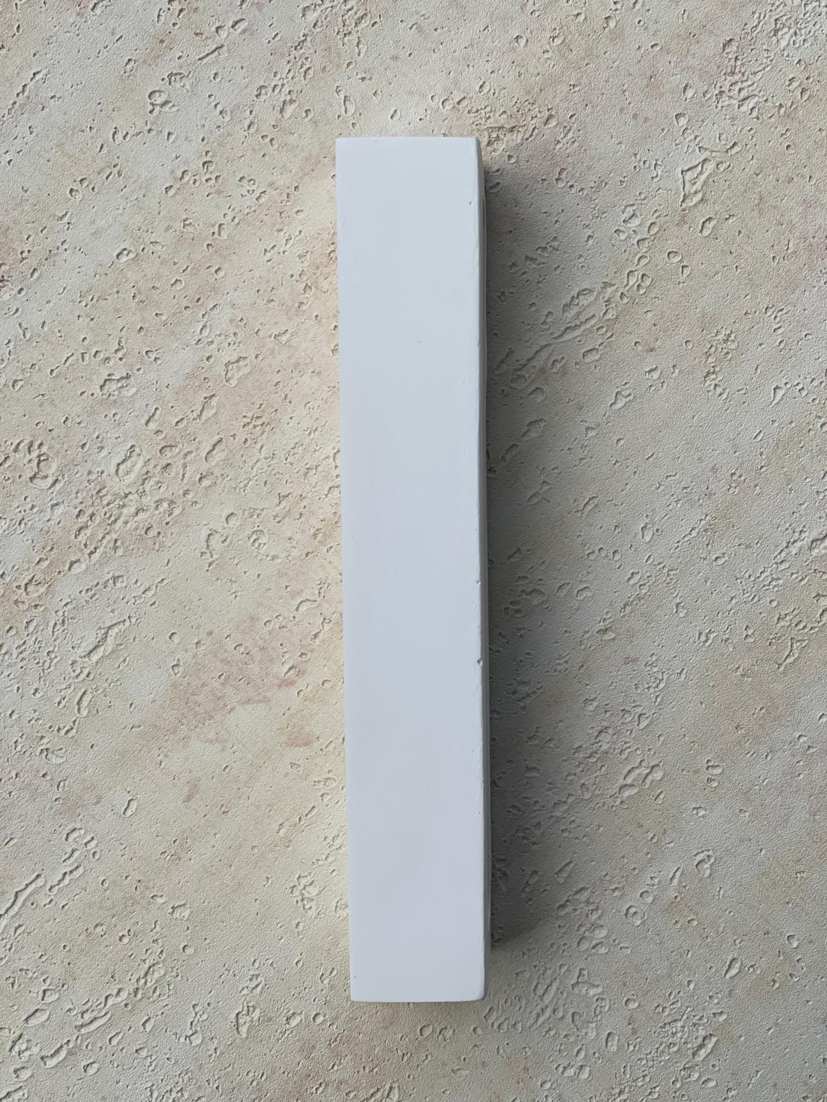 מזוזה לבנה עשויה בטון