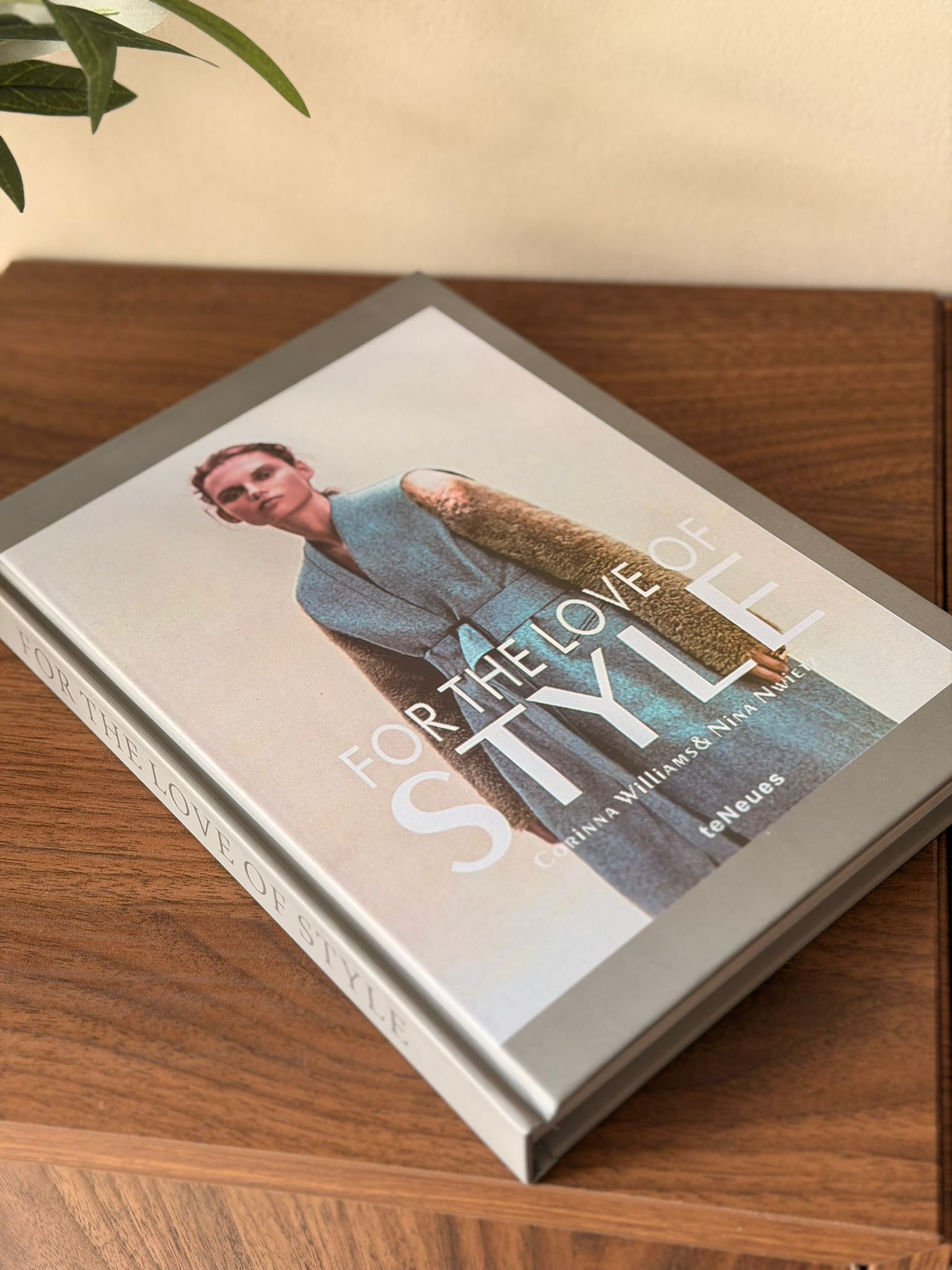 ספר עיצוב נפתח עם דפים - STYLE