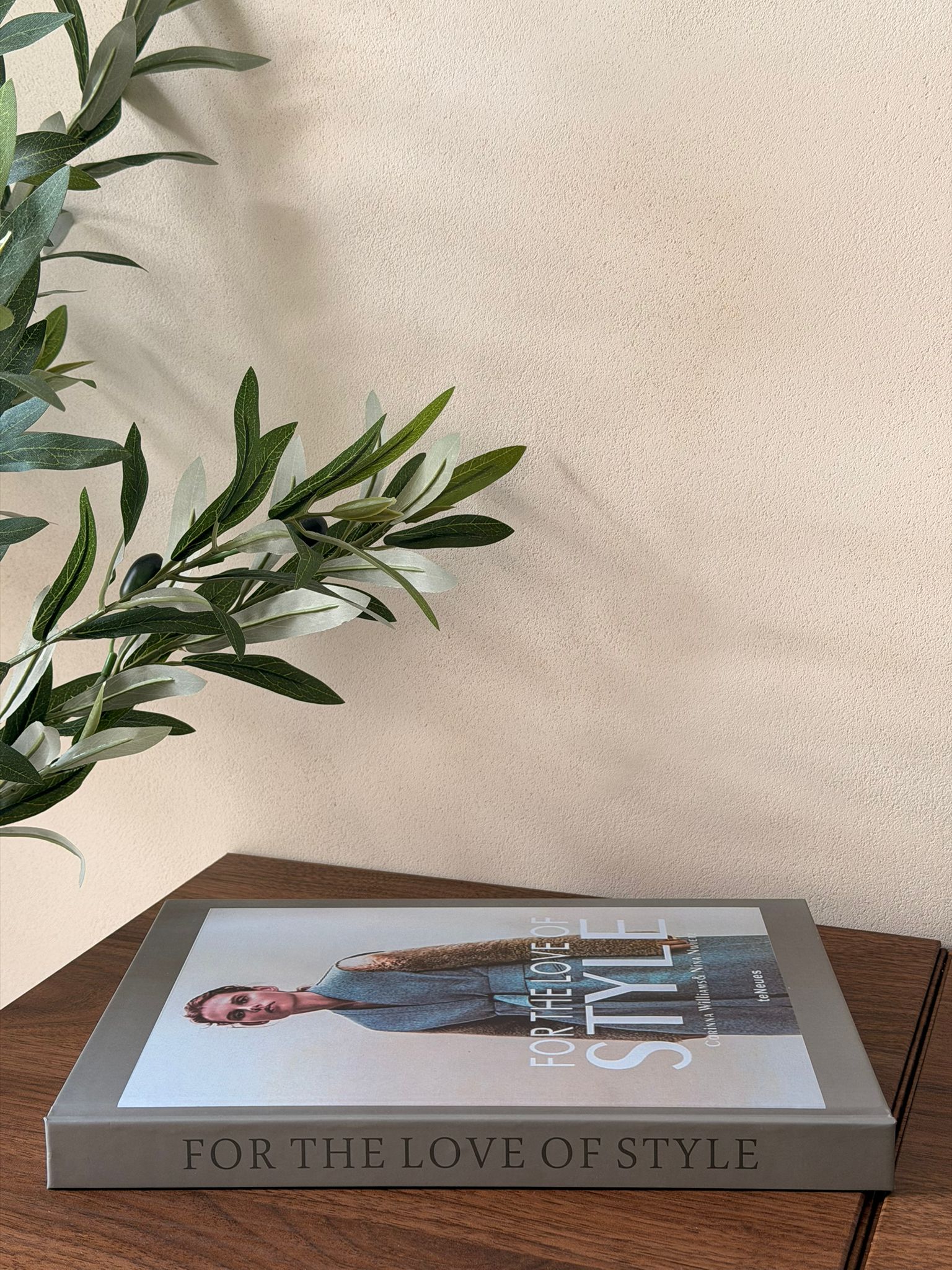 ספר עיצוב נפתח עם דפים - STYLE