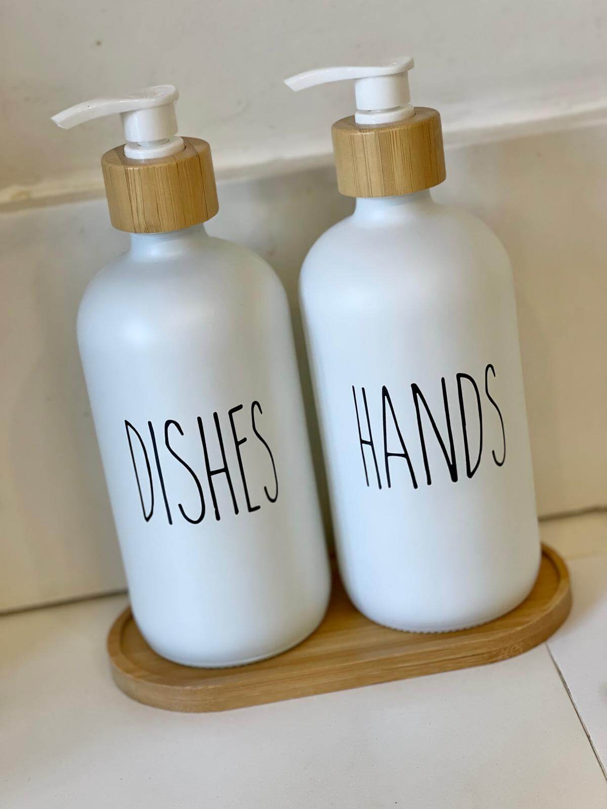 סט דיספנסרים לבנים מזכוכית עם כיתוב HANDS ו-DISHES, פקקי במבוק ומגש במבוק תואם למטבח