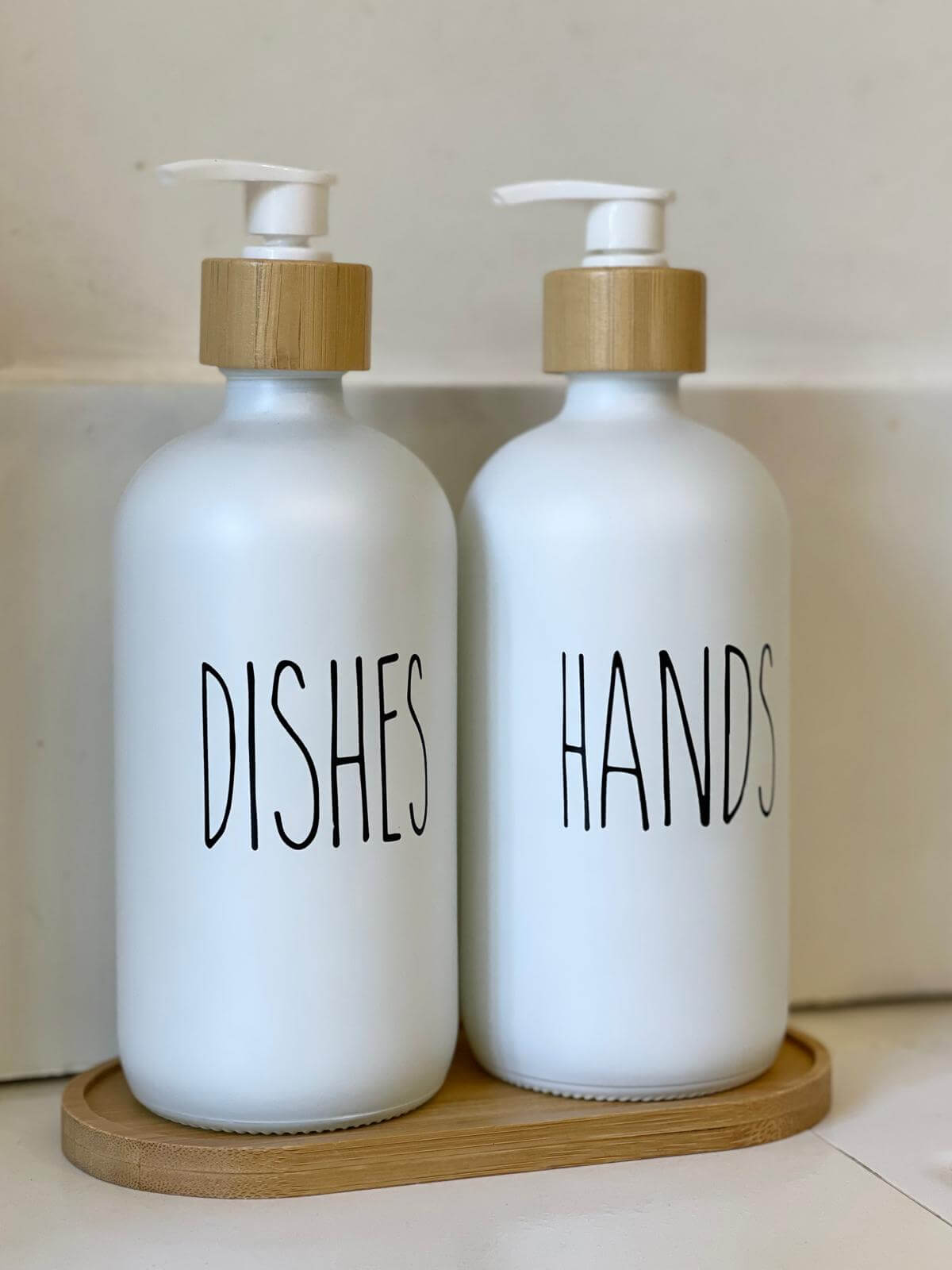 סט דיספנסרים לבנים מזכוכית עם כיתוב HANDS ו-DISHES, פקקי במבוק ומגש במבוק תואם למטבח