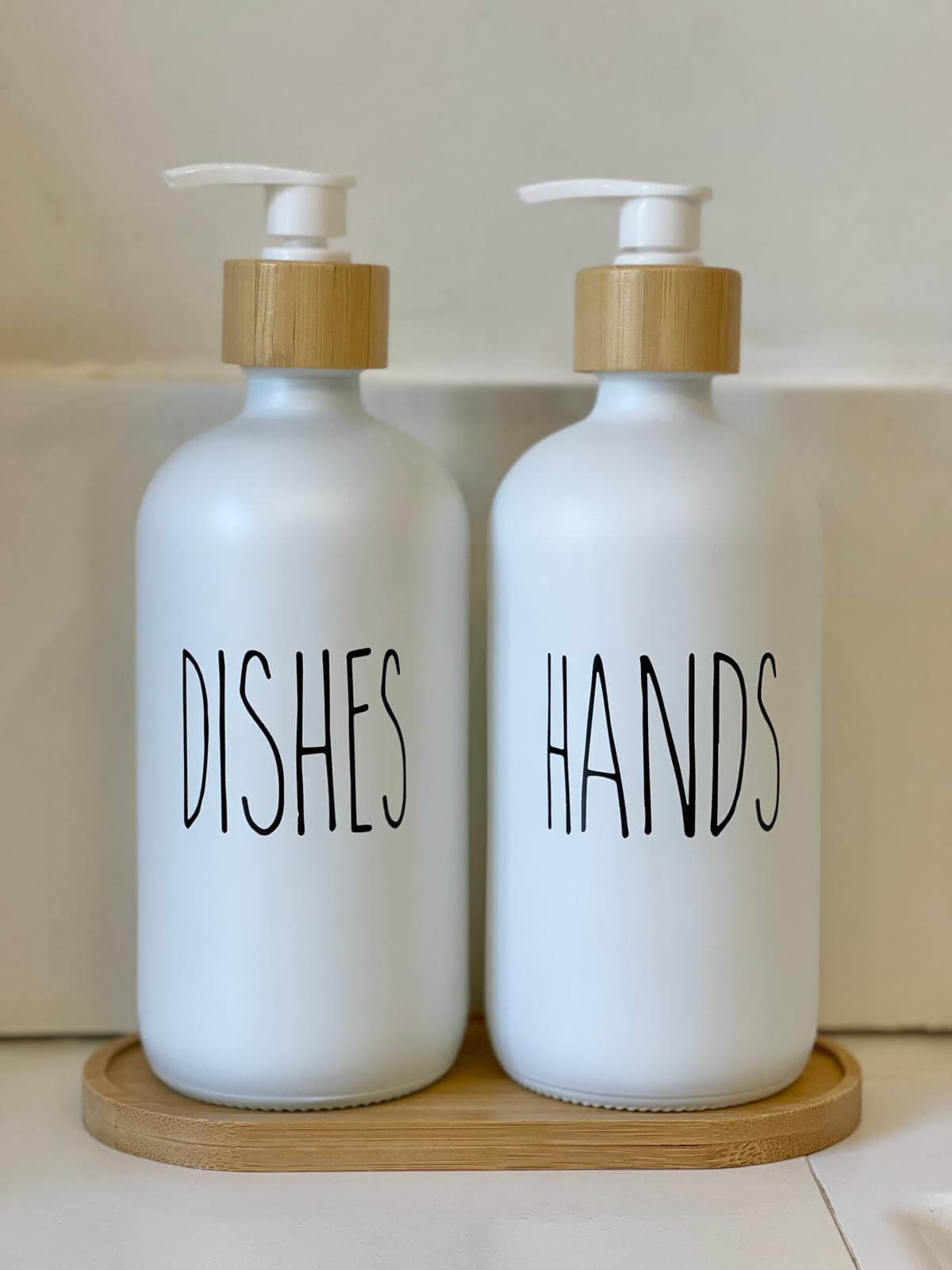 סט דיספנסרים לבנים מזכוכית עם כיתוב HANDS ו-DISHES, פקקי במבוק ומגש במבוק תואם למטבח | 1item