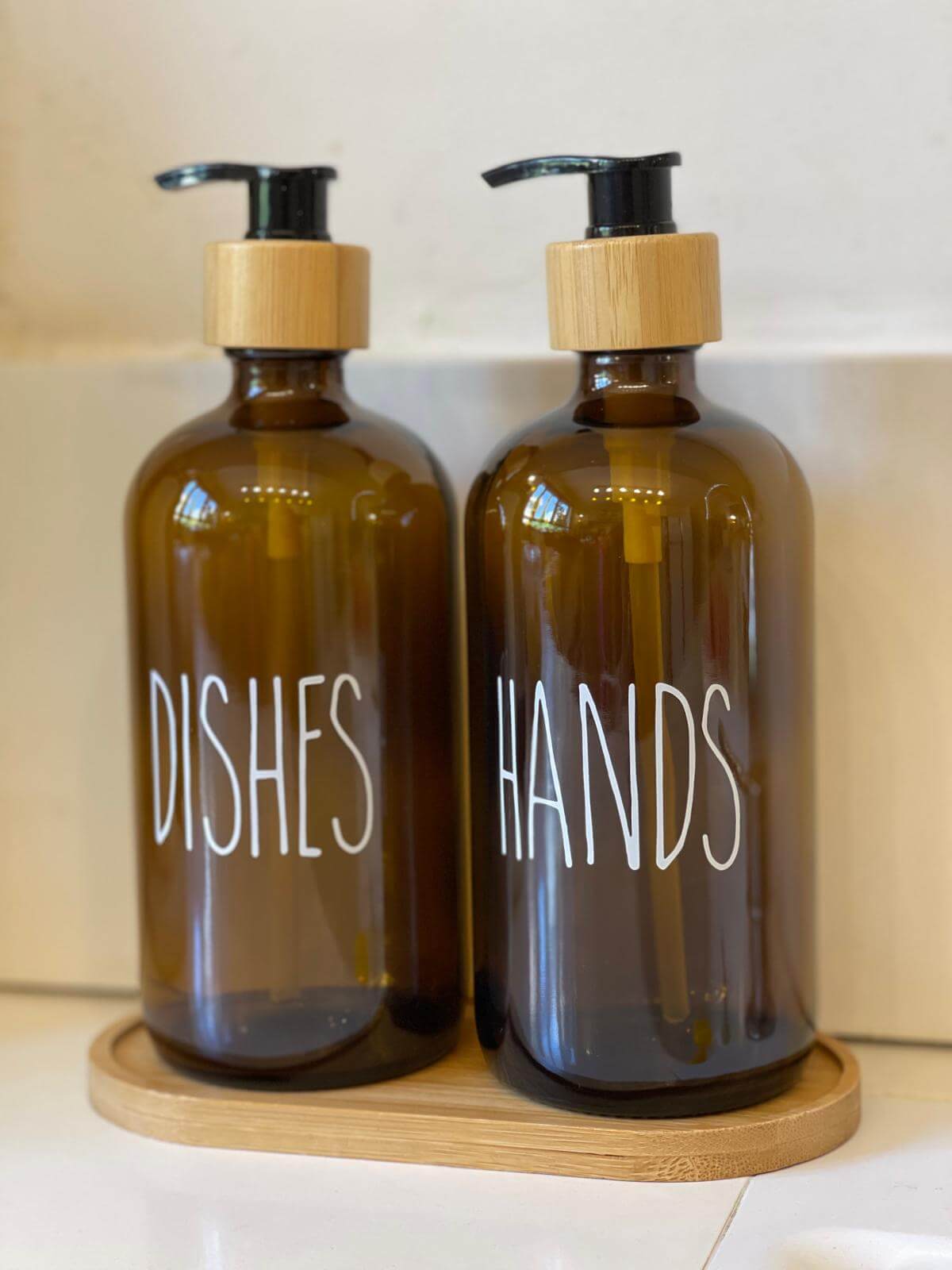 סט דיספנסרים זכוכית ענבר עם כיתוב HANDS ו-DISHES, פקקי במבוק ומגש במבוק תואם למטבח