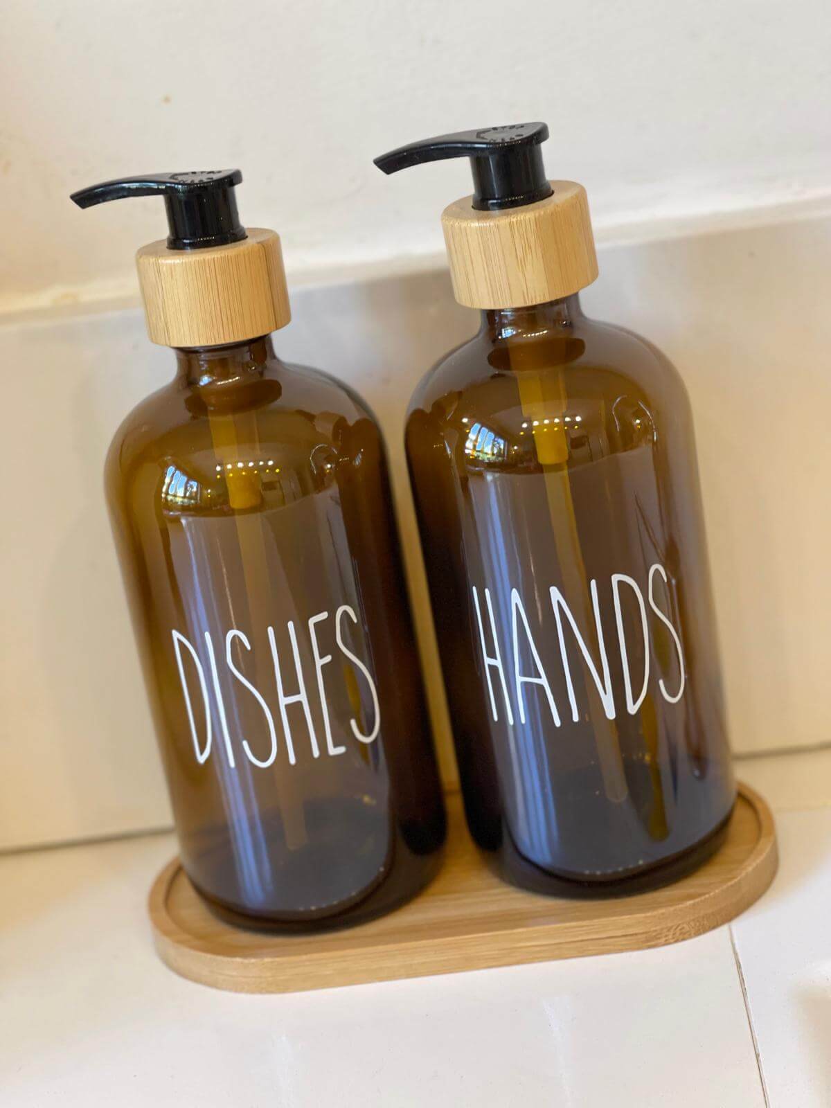 סט דיספנסרים זכוכית ענברית עם כיתוב HANDS ו-DISHES, פקקי במבוק ומגש במבוק תואם למטבח