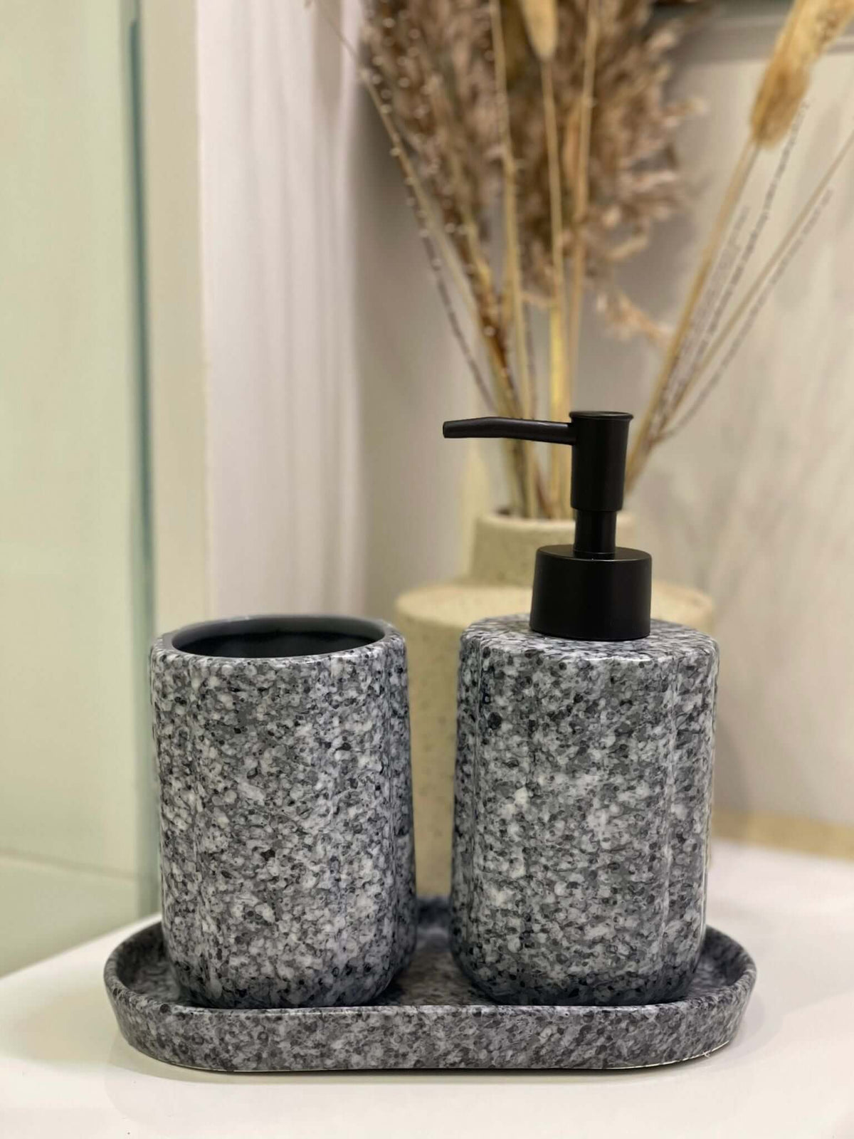 סט אמבטיה קרמיקה בגימור גרניט כחול מנוקד הכולל מתקן סבון עם משאבה שחורה, כוס למברשות ומגש תואם | 1item