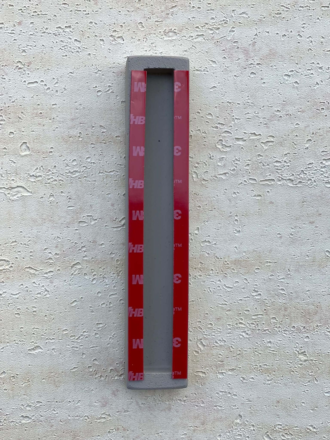 בית מזוזה מבטון בגוון סהרה, עיצוב מודרני ומינימליסטי עם גימור טבעי, זמין ב-3 גדלים