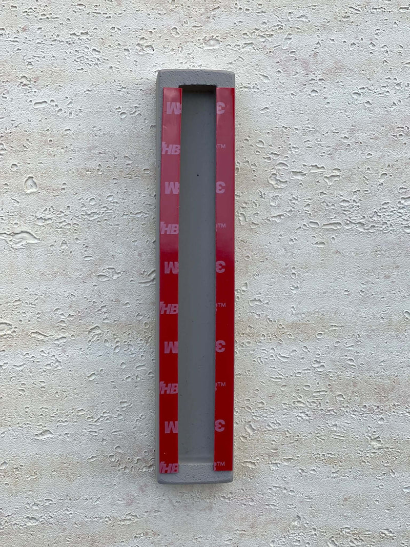 בית מזוזה מבטון בגוון סהרה, עיצוב מודרני ומינימליסטי עם גימור טבעי, זמין ב-3 גדלים