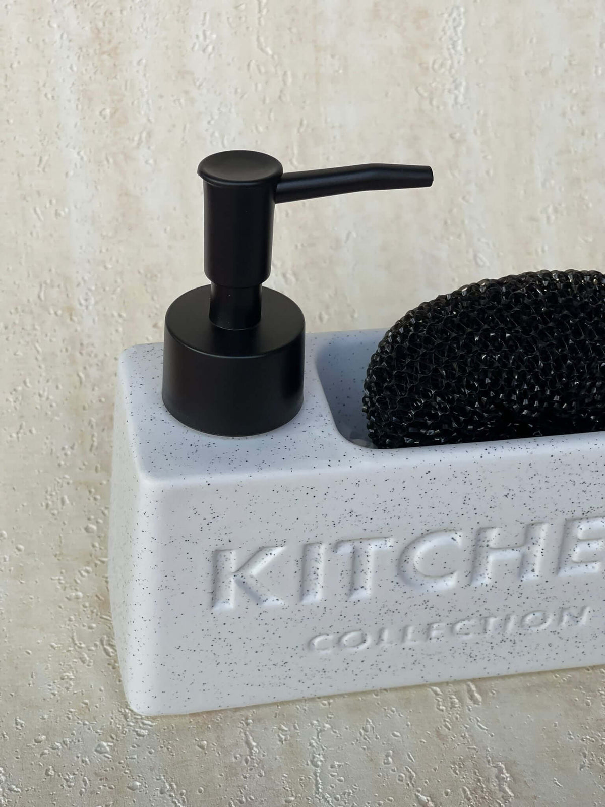 דיספנסר מלבני לבן מנוקד למטבח עם כיתוב KITCHEN מובלט, כולל מיכל סבון עם משאבה ותא לספוג או מברשת