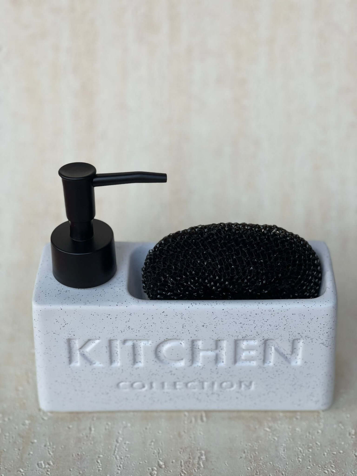 דיספנסר מלבני לבן מנוקד למטבח עם כיתוב KITCHEN מובלט, מיכל סבון עם פיה לחיצה ותא לספוג או מברשת
