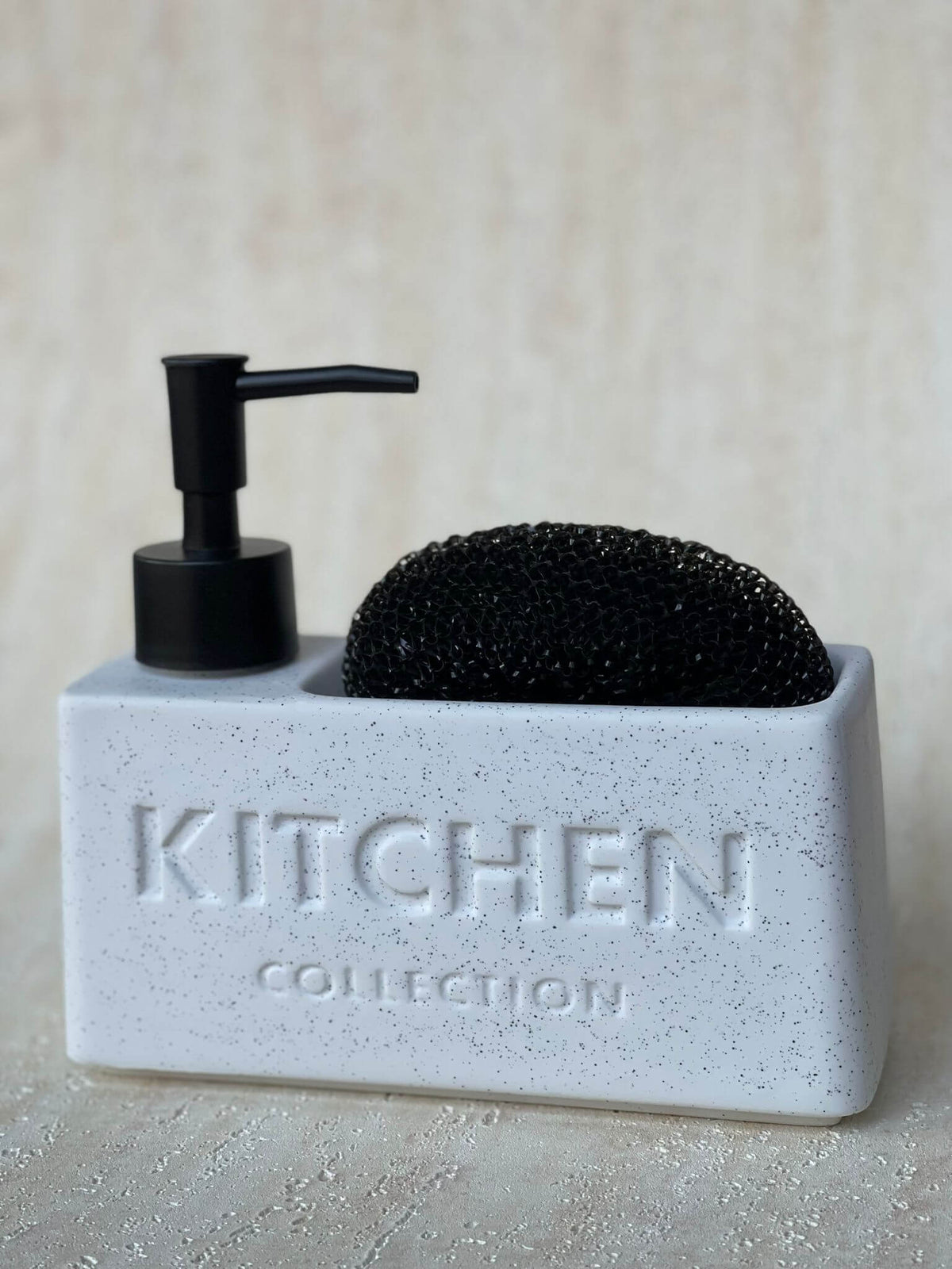 דיספנסר מלבני לבן מנוקד למטבח עם כיתוב KITCHEN, מיכל סבון עם פיה לחיצה ותא לאחסון ספוג או מברשת