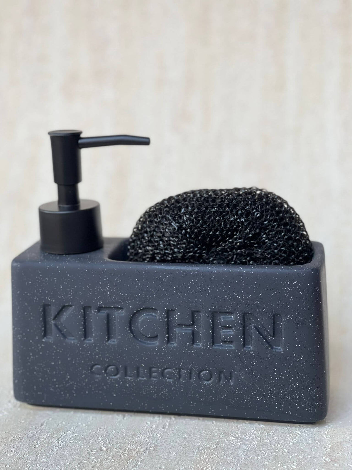 דיספנסר מלבני שחור מנוקד למטבח עם כיתוב KITCHEN, כולל מיכל סבון עם פיה לחיצה ותא לספוג או מברשת