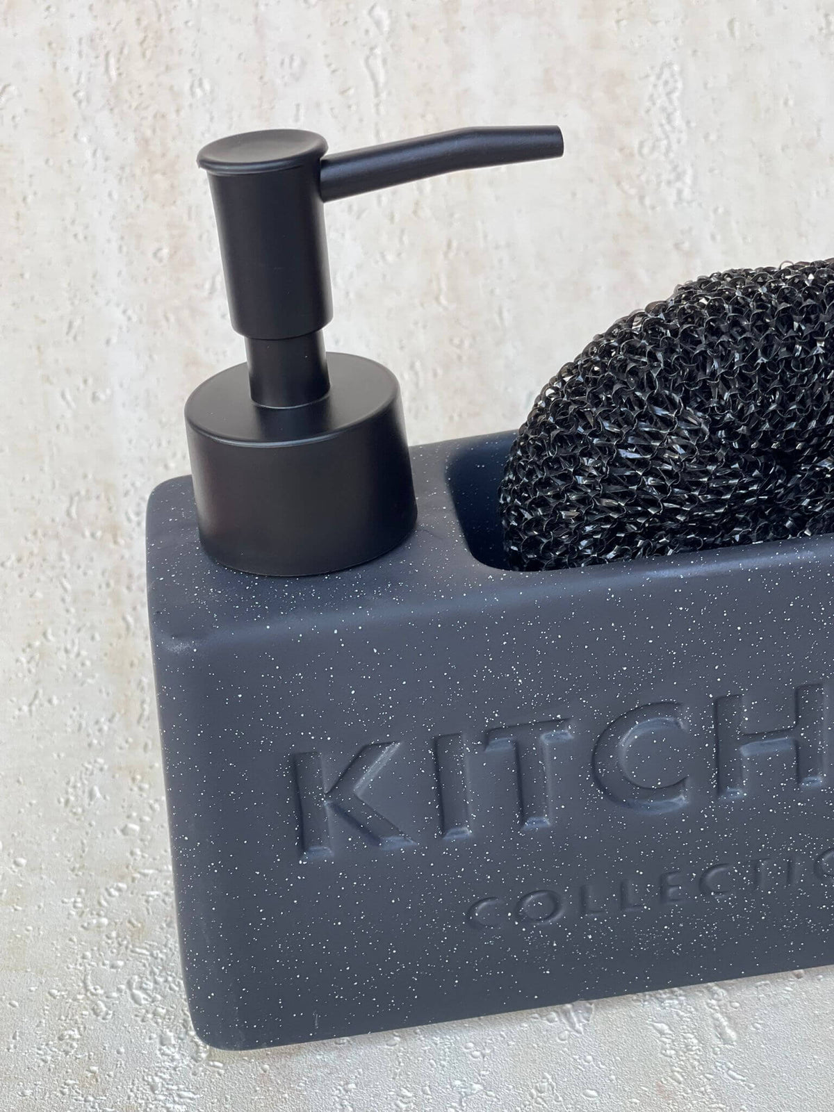 דיספנסר מלבני שחור מנוקד למטבח עם כיתוב KITCHEN, מיכל סבון עם פייה לחיצה ותא לספוג או מברשת