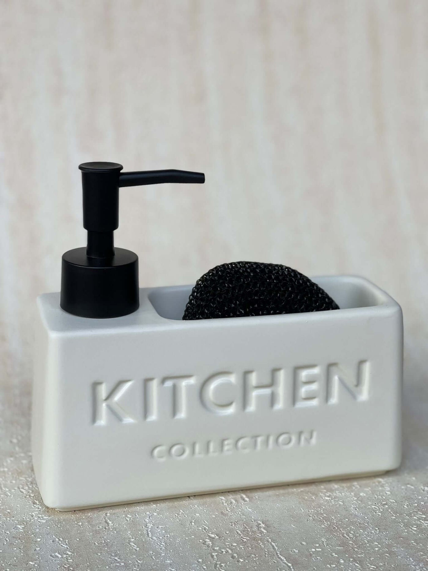 דיספנסר מלבני למטבח בגוון שמנת עם כיתוב KITCHEN מובלט, כולל מיכל סבון עם משאבה ותא לספוג או מברשת