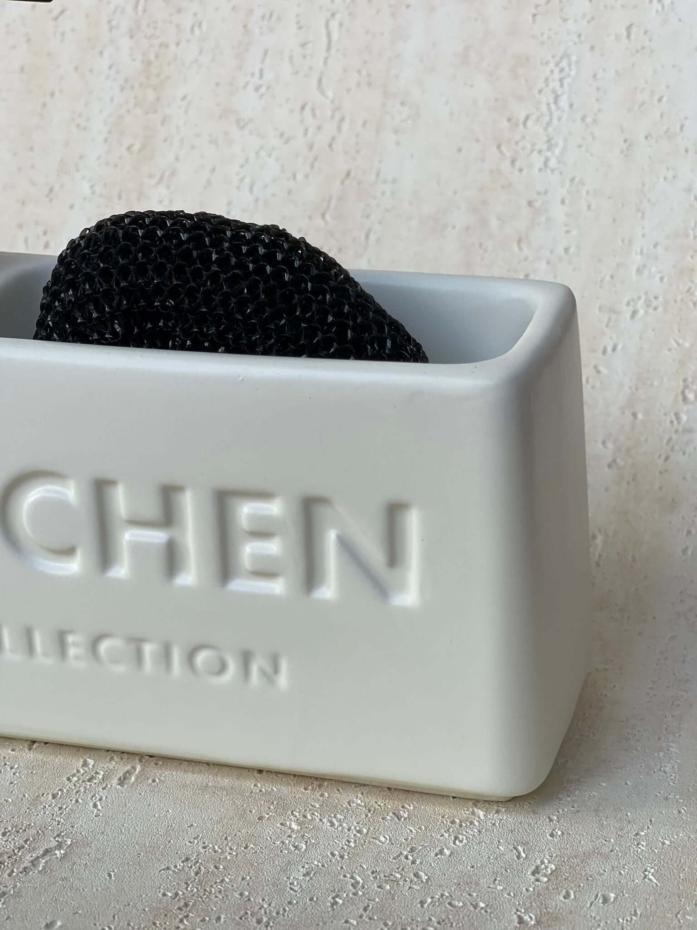 דיספנסר מלבני למטבח בגוון שמנת עם כיתוב KITCHEN מוטבע, כולל משאבת סבון ותא לספוג או מברשת