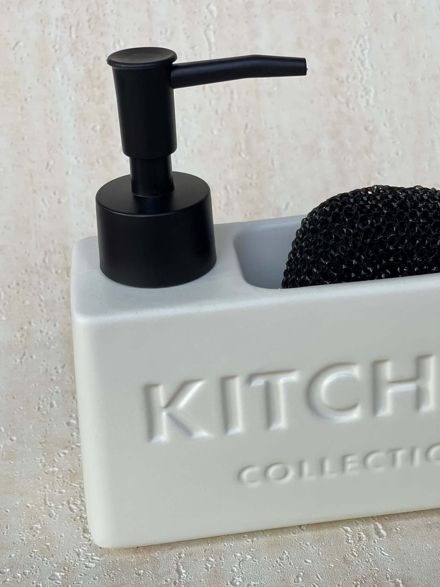 דיספנסר מלבני למטבח בגוון שמנת עם כיתוב KITCHEN מוטבע, כולל משאבת סבון ותא לספוג או מברשת