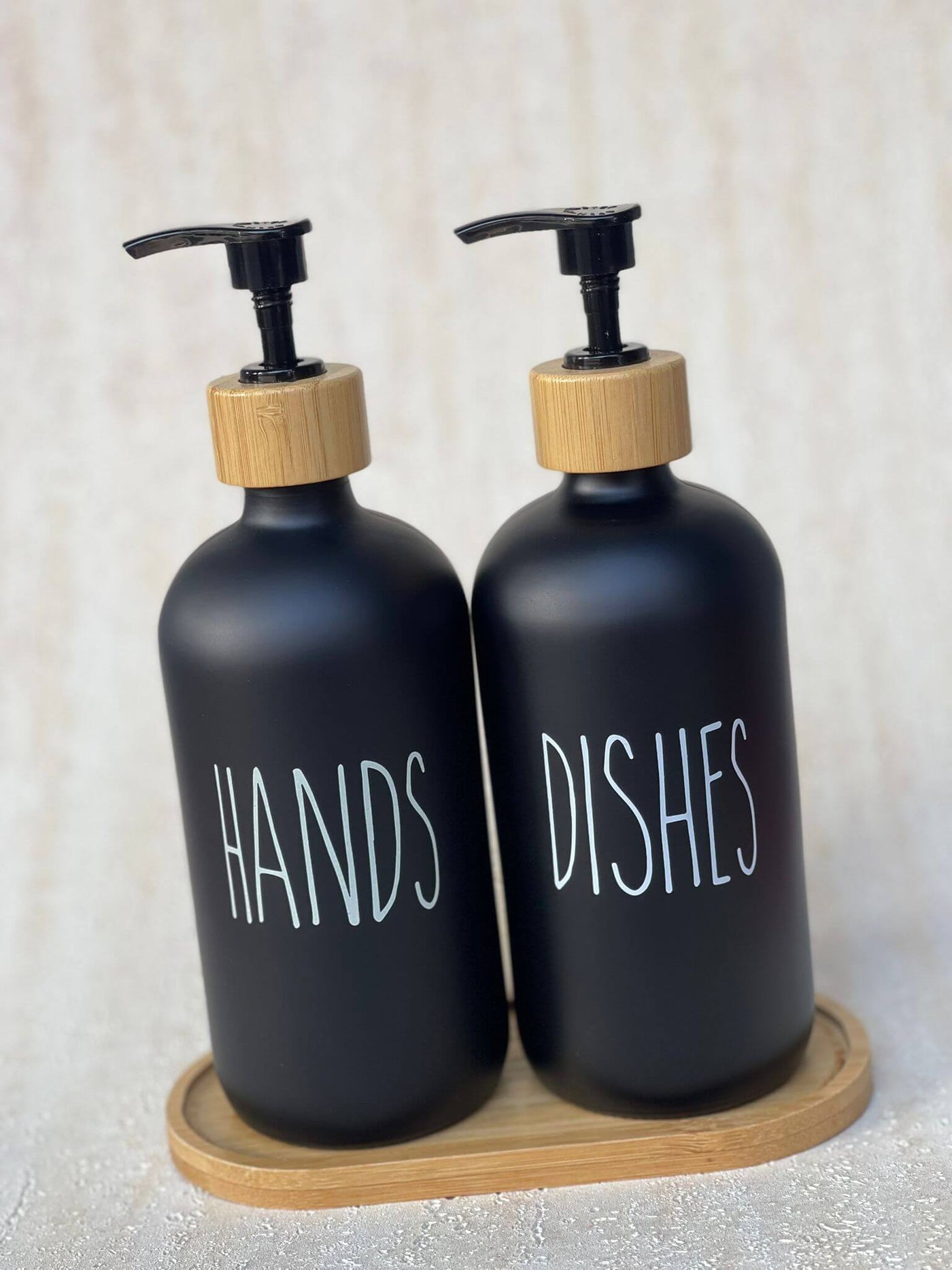 סט דיספנסרים לסבון מזכוכית עם כיתוב HANDS ו-DISHES, פקקי במבוק ומגש במבוק תואם בשחור