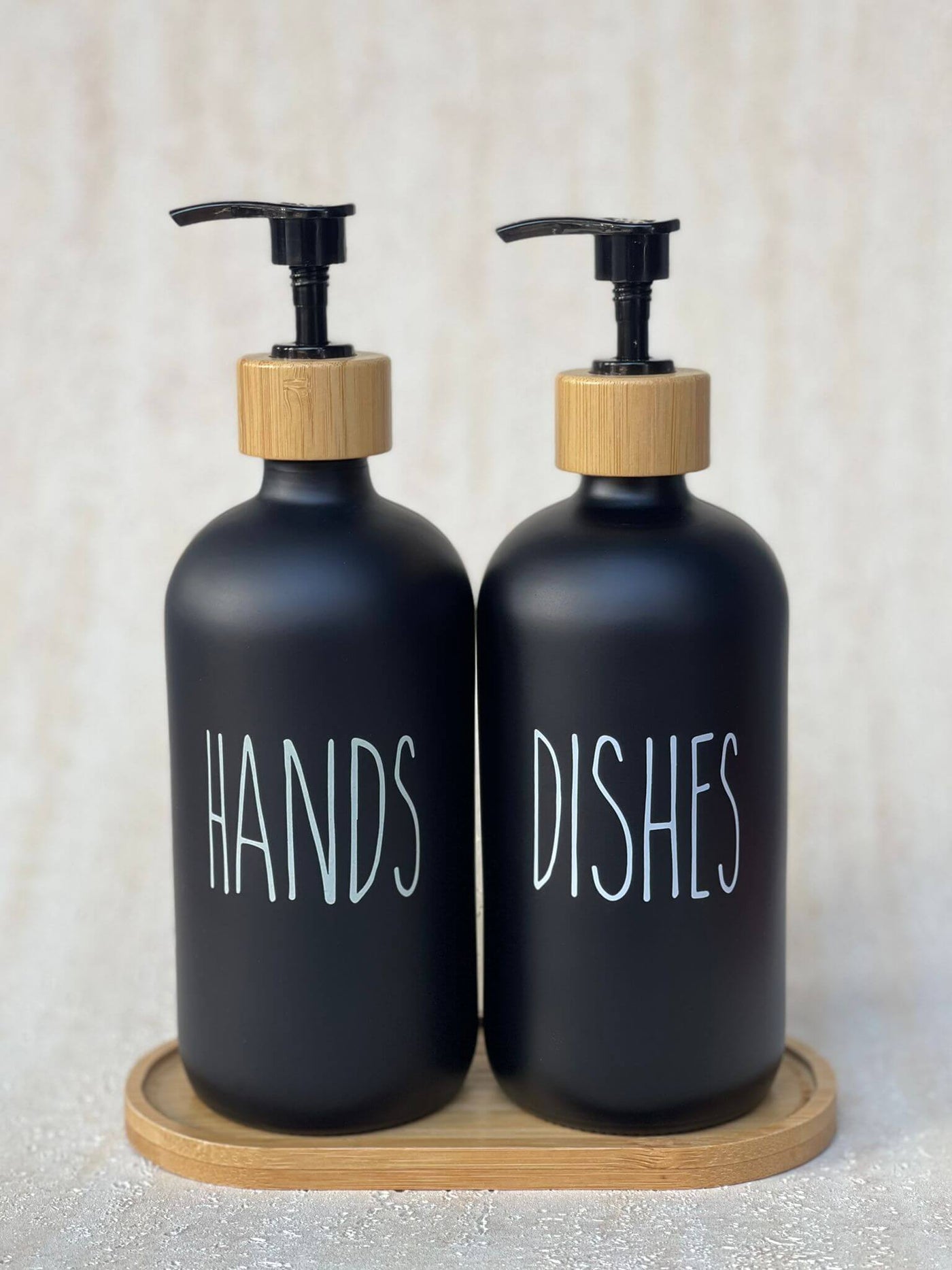 סט דיספנסרים שחורים מזכוכית עם כיתוב HANDS ו-DISHES, פקקי במבוק ומגש במבוק תואם בעיצוב מינימליסטי | 1item
