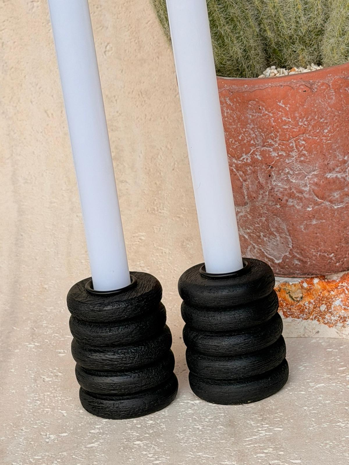 פמוט עץ מנגו שחור בעיצוב מדורג מינימליסטי, מראה מט מחוספס בסגנון באלי, לנרות טייפר