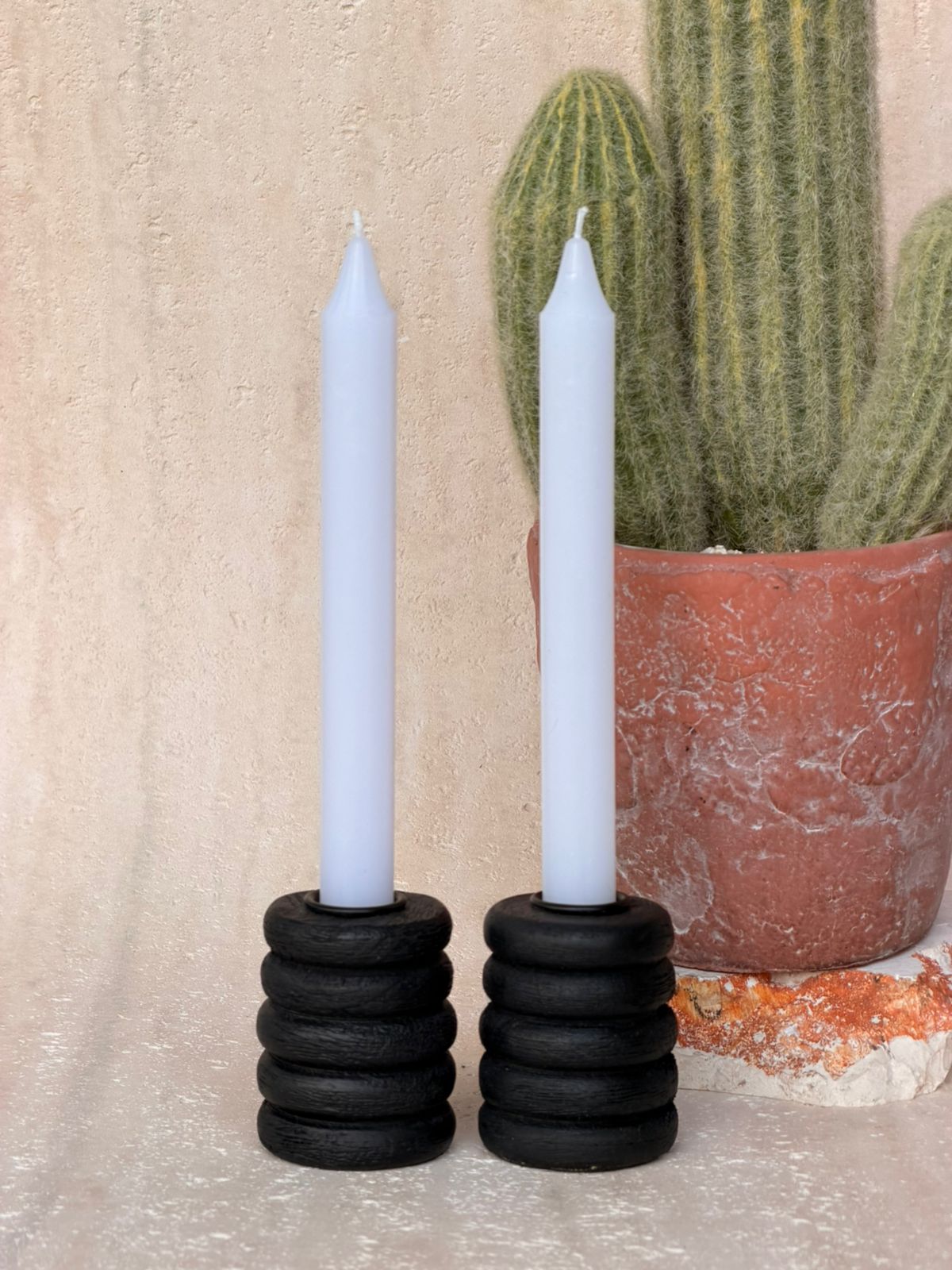 פמוט עץ מנגו שחור בסגנון באלי עם עיצוב מדורג פיסולי, גימור מט מחוספס, לנרות טייפר