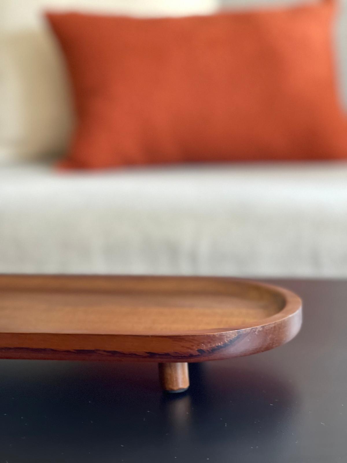 מגש עץ אגוז אובלי מוגבה