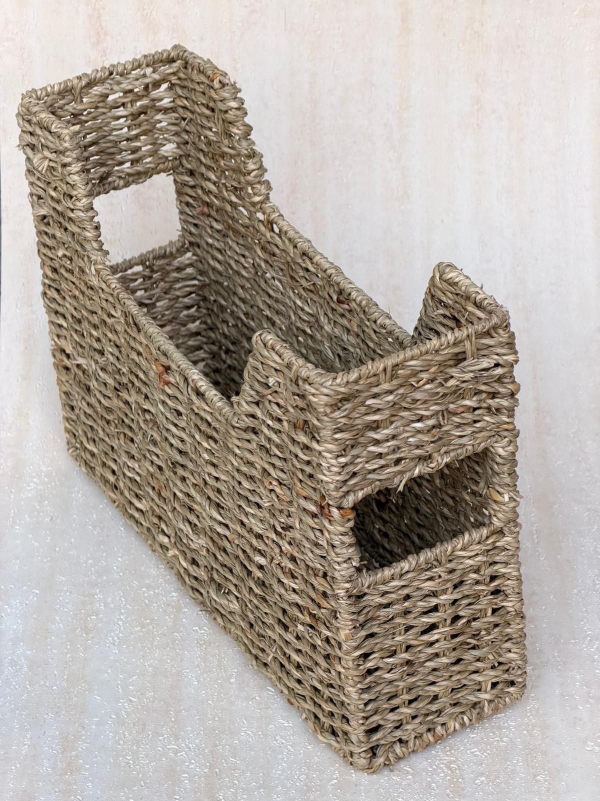 מעמד עיתונים עשוי קש קלוע