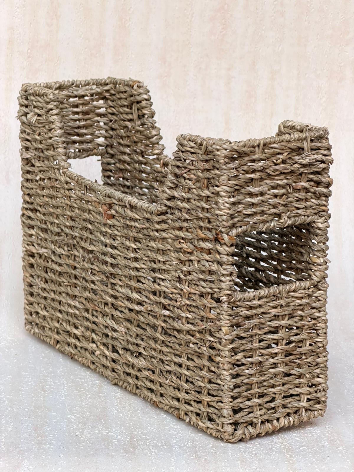 מעמד עיתונים עשוי קש קלוע