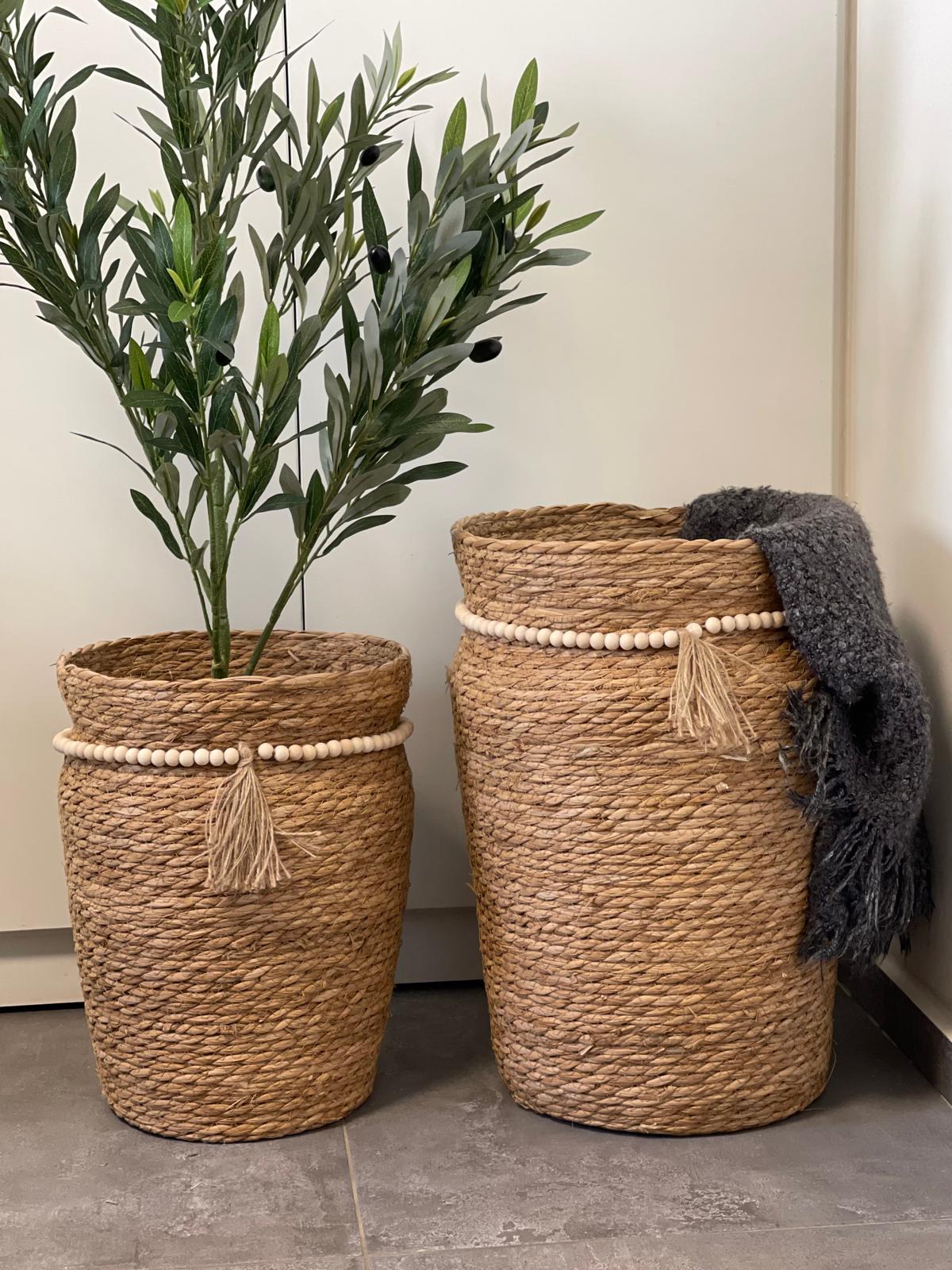 סל קש גבוה בשילוב שרשרת חרוזי עץ