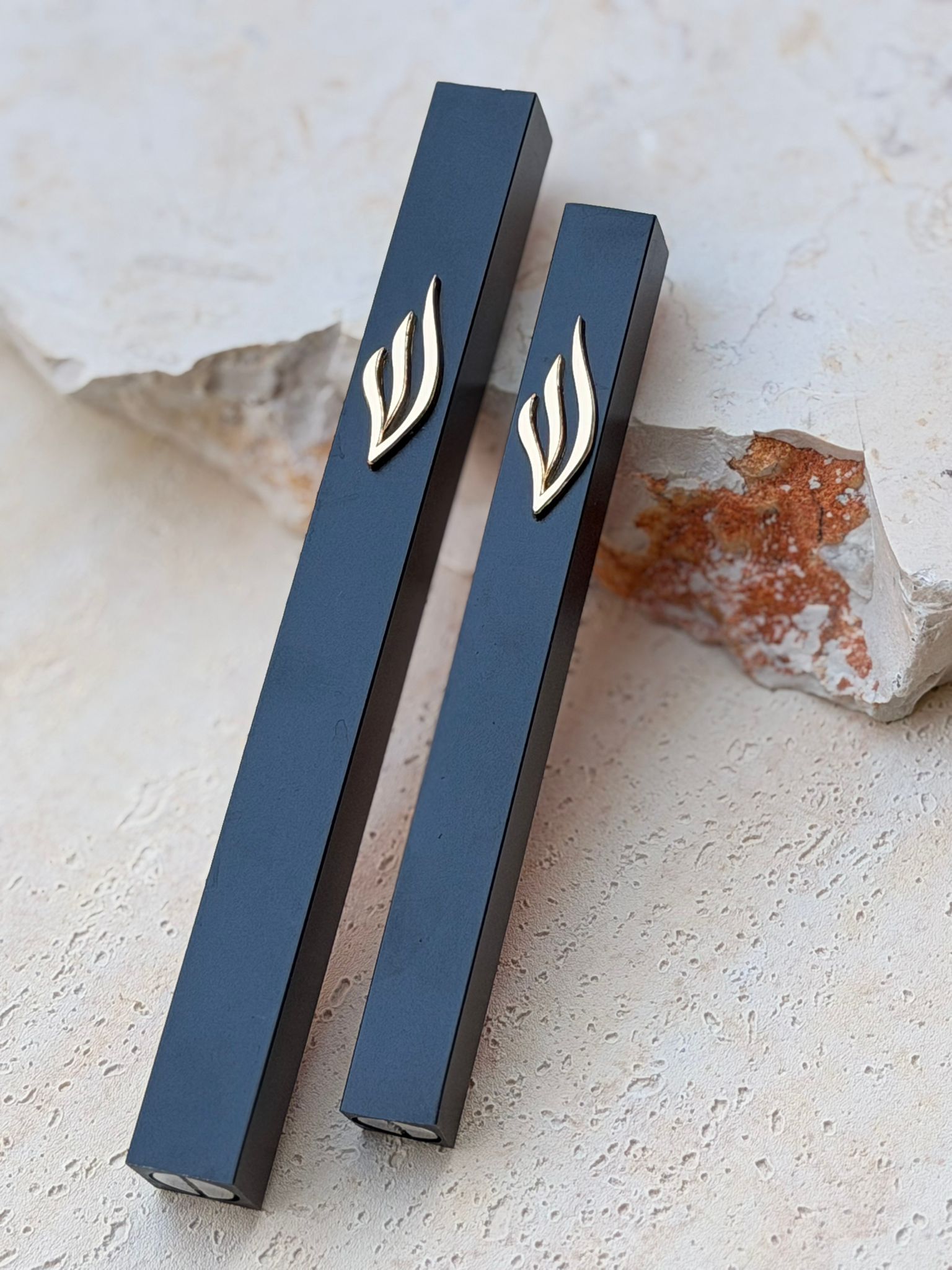 בית מזוזה שחור עשוי מתכת להב