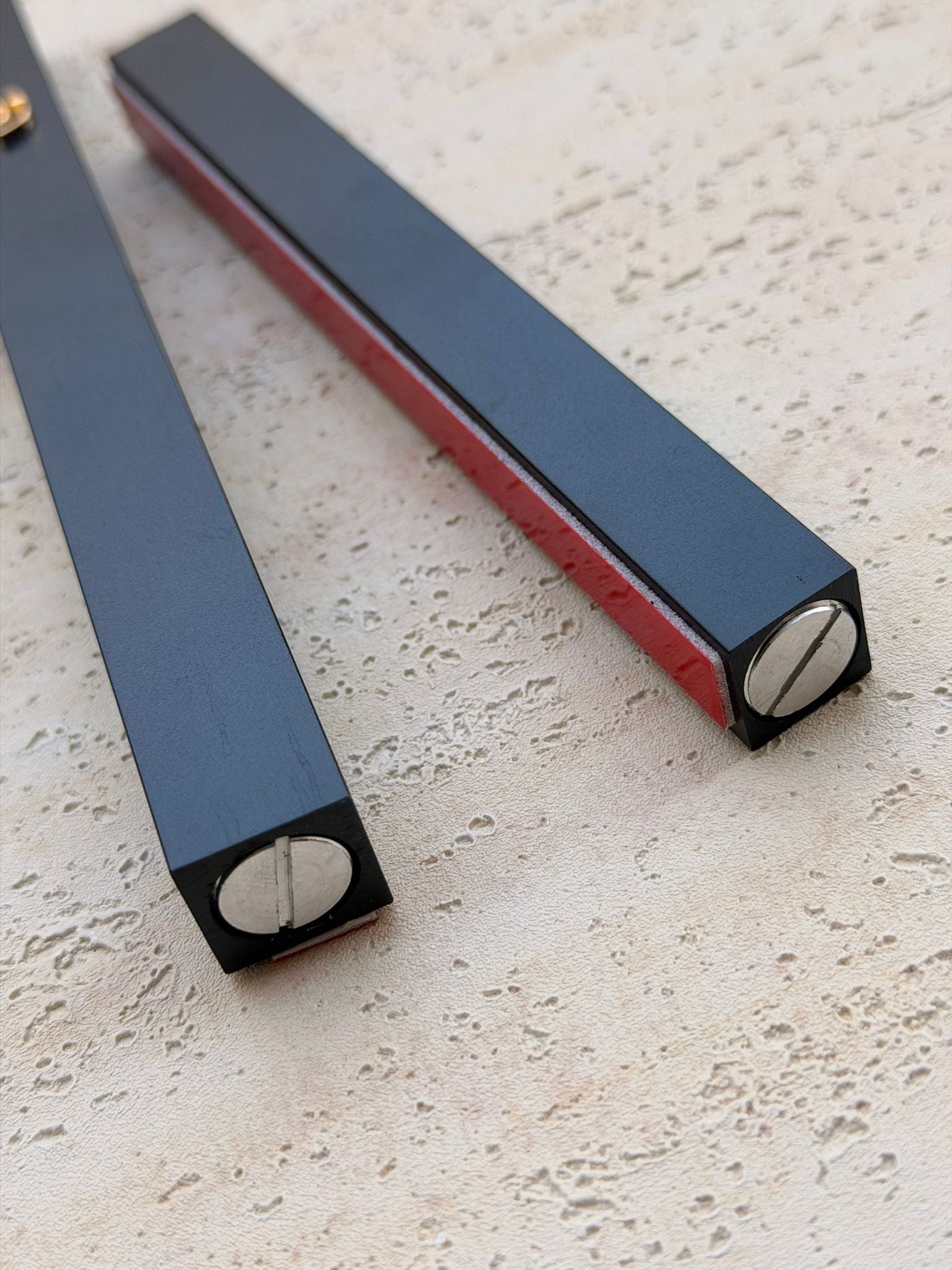 בית מזוזה שחור עשוי מתכת עוז