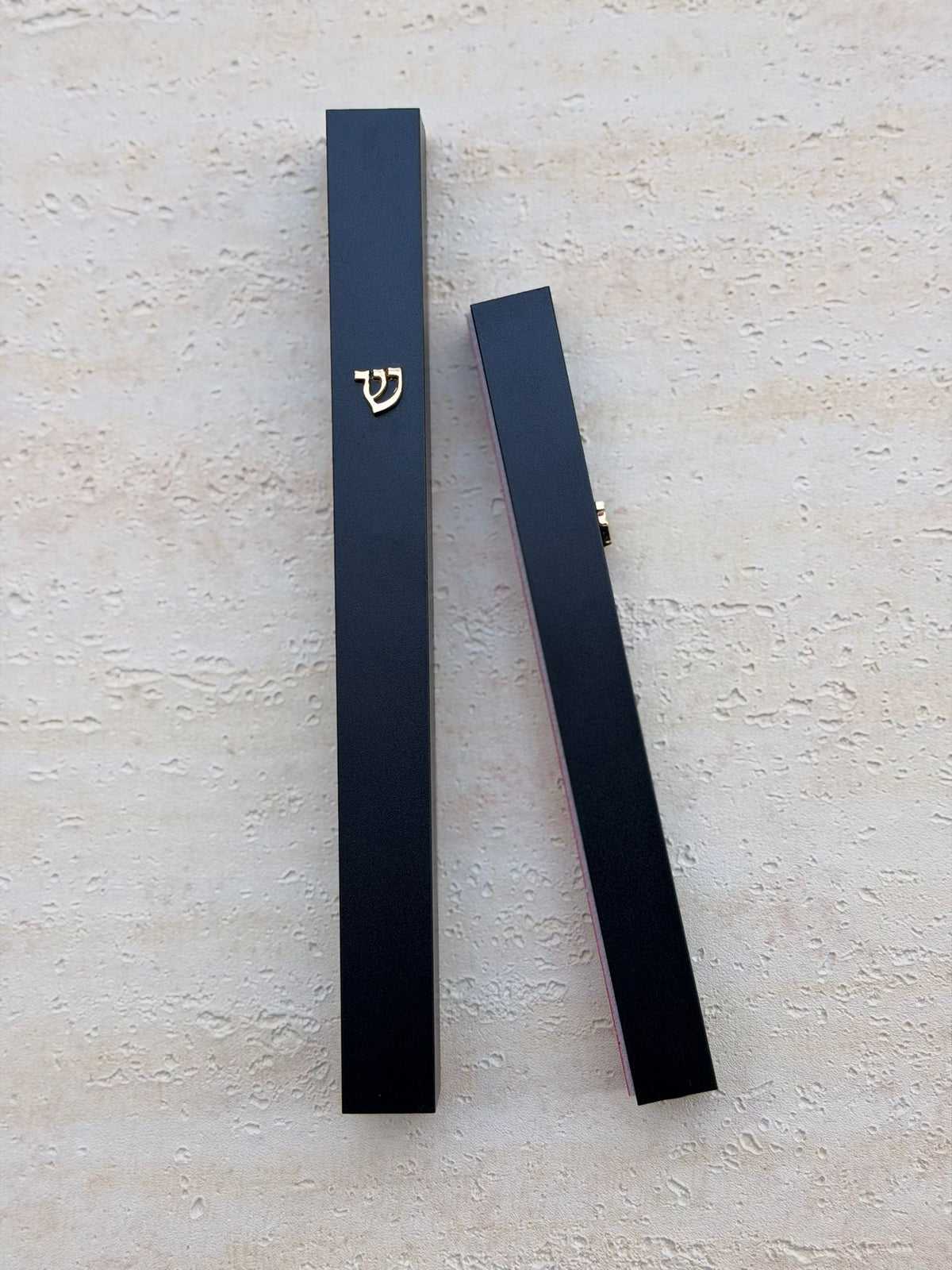 בית מזוזה שחור מט מאלומיניום בעיצוב מינימליסטי עם עיטור האות ש בזהב, מתאים לקלף 12 או 15 ס"מ