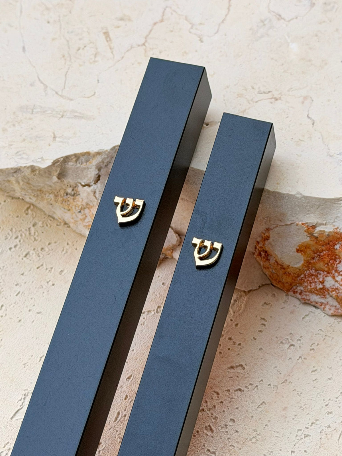 בית מזוזה שחור מאלומיניום בעיצוב מינימליסטי עם האות ש׳ בזהב, מתאים לקלף 12 או 15 ס״מ
