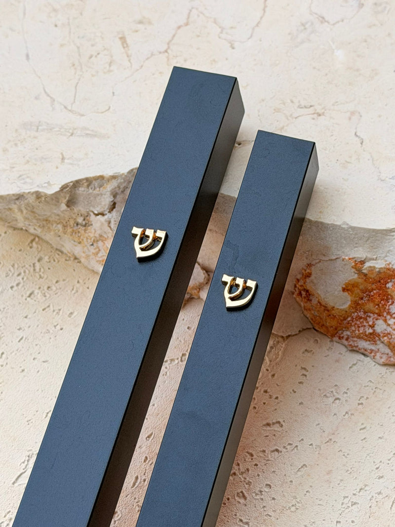 בית מזוזה שחור מאלומיניום בעיצוב מינימליסטי עם האות ש׳ בזהב, מתאים לקלף 12 או 15 ס״מ