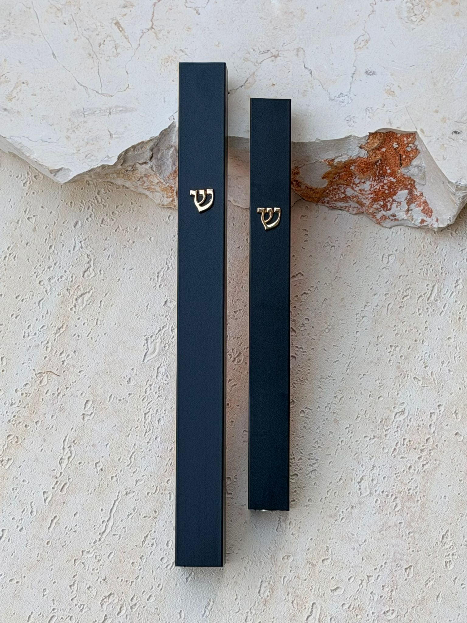 בית מזוזה שחור עשוי מתכת עוז