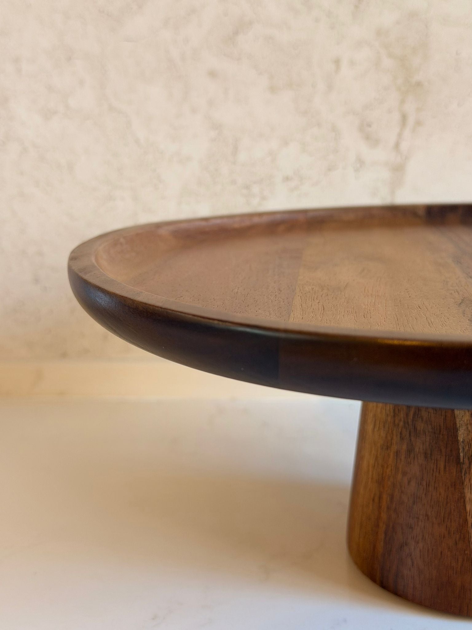 מגש עץ אגוז עגול על רגל