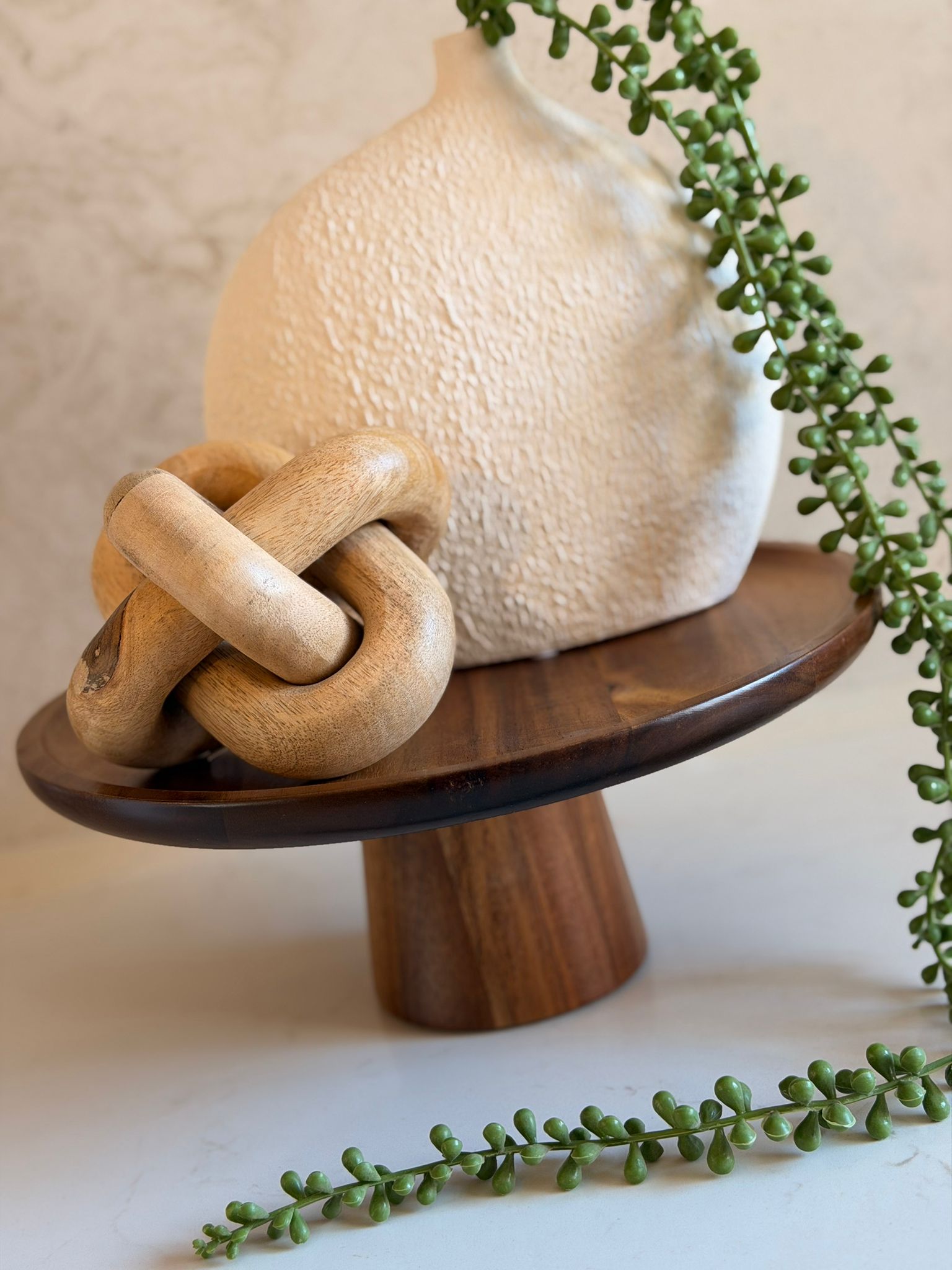 מגש עץ אגוז עגול על רגל